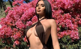 'Đỏ mặt' với áo tắm cắt xẻ táo bạo của mẫu nội y Janet Guzman