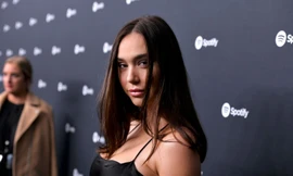 Alexis Ren phô ngực 'khủng' khiến người nhìn đỏ mặt