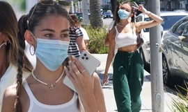 Nữ ca sĩ người Mỹ trong MV Sơn Tùng diện mốt không nội y xuống phố