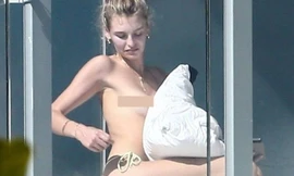 Chân dài 9x Hà Lan vô tư để ngực trần tắm nắng trên ban công