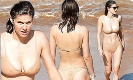 Mỹ nhân 'chuyên trị cảnh nóng' Alexandra Daddario mặc áo tắm màu nude cực gợi cảm