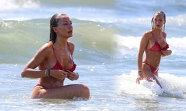 'Tình một đêm' của Cristiano Ronaldo phô diễn body nóng bỏng với bikini