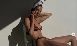 Người hâm mộ "mắt tròn mắt dẹt" với body săn chắc, đẹp như tạc tượng với bikini bé xíu của chân dài Tây Ban Nha.