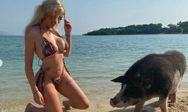 Chloe Ferry chụp ảnh bikini nóng bỏng cùng heo ở biển