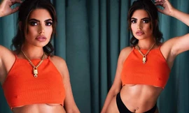 Cô đang thực hiện lệnh phong toả, bắt buộc người dân phải ở trong nhà của chính phủ Anh để phòng chống dịch COVID-19, chỉ ra ngoài khi đi mua thực phẩm cần thiết, đến hiệu thuốc, đến cơ quan làm những việc không thể làm được tại nhà.