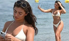 Sao truyền hình 9x Anh quốc quá quyến rũ và nóng bỏng ở biển