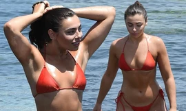 Sao truyền hình Anh quốc phô vóc dáng nóng bóng ở biển