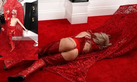 Nam ca sĩ Ricky Rebel mặc dị, quằn quại 'khó đỡ' trên thảm đỏ Grammy 2020