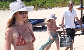 Nàng WAG Abbey Clancy thả dáng siêu quyến rũ ở biển với áo tắm bé xíu