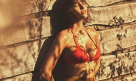 'Nàng thơ' nước Pháp mặc áo tắm tôn 3 vòng 'bỏng rẫy