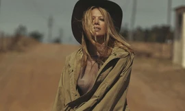 Chân dài 9x người Đức 'thả rông' trên tạp chí gây 'bão' fan