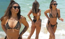 Mặc áo tắm lộ chân ngực, sao truyền hình 9x nóng bỏng 'nghẹt thở'