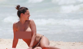 Mỹ nhân có thể hình 'kỳ quan thứ 8' táo bạo 'thả rông' phơi nắng