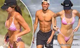 'Siêu mẫu đắt giá nhất thế giới' đi biển với tình mới, mặc bikini bé xíu tôn dáng hoàn hảo