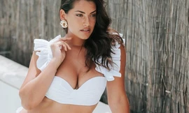 Mẫu ngoại cỡ Lorena Duran mặc áo tắm khoe vẻ 'phồn thực' nóng rực