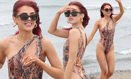 Con gái 19 tuổi của Ronan Keating gợi cảm mơn mởn ở biển