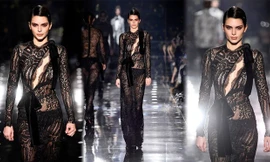 'Chân dài đắt giá nhất thế giới' mặc xuyên thấu, xẻ ngực sexy trên sàn catwalk 