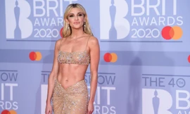 Cựu thành viên Pussycat Dolls mặc crop top xuyên thấu siêu ngắn