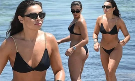 Mỹ nhân truyền hình Anh phô đường cong thể hình quá gợi cảm với bikini siêu bé