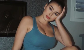 Cô gái 2k Kalani Hilliker dáng tròn đầy căng tràn sức sống