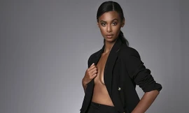 Sao truyền hình Anh 'thả rông' vòng 1 'bỏng mắt'