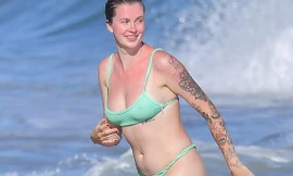 Con gái người mẫu của tài tử gạo cội Alec Baldwin khoe dáng nảy nở ở biển