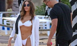 'Hoa hậu sát cầu thủ' mặc áo tắm cũng hở bạo siêu sexy