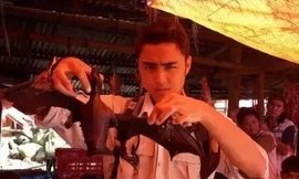 Hình ảnh Minh Đạo ăn thịt dơi gây bức xúc trên mạng xã hội.