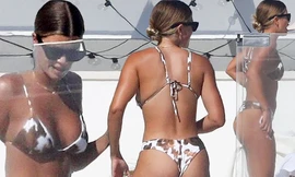 Sofia Richie khoe dáng siêu nóng bỏng với bikini nhỏ xíu