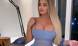 Vóc dáng gây 'chao đảo' của mẫu nội y nước Nga có vòng ba hơn 1m