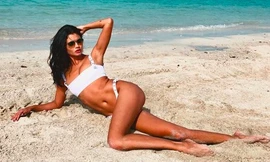 Mẫu nội y Daniela Braga 'bốc lửa' đầy khiêu khích