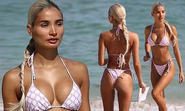 Pia Mia thả dáng ở biển đẹp như trình diễn áo tắm
