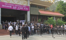 Dòng người xếp hàng dài đợi viếng cố nghệ sỹ Chí Tài