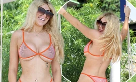 Mỹ nhân truyền hình Anh quốc mặc bikini nhỏ xíu 'nóng mắt'