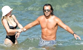 Tình tin đồn của Brad Pitt khoe vòng một siêu 'bốc lửa' khi đi biển với bạn trai