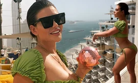 Cựu vũ nữ thoát y thả dáng nóng bỏng với áo tắm 2 mảnh