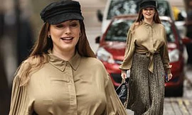 Mỹ nhân có thể hình 'kỳ quan thứ 8' Kelly Brook táo bạo không nội y ra phố