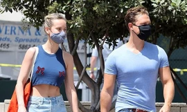 Nữ siêu anh hùng 'Captain Marvel' mặc crop top, không nội y ra phố