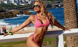 Sắc vóc nóng bỏng 'rực lửa' của sao truyền hình Úc Kiki Morris