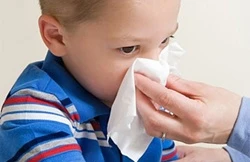 Sơ cứu đúng cách khi trẻ bị chảy máu mũi