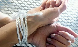 Chồng bạo dâm, vợ ngất lịm