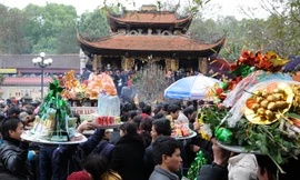 Lễ hội vẫn còn kéo dài đến hết tháng Giêng, tháng hai. Ngoài nỗ lực của lực lượng an ninh, bản thân du khách cũng phải hết sức cảnh giác khỏi bị kẻ gian lấy mất tài sản khi vào Đền dâng lễ