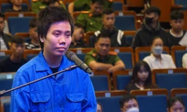 Nữ 'đại ca' dùng bình xịt tấn công cảnh sát lãnh án tù