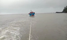 Chín ngư dân cùng tàu cá bị hỏng máy được đưa vào bờ an toàn.