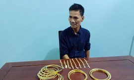 Đối tượng Nguyễn Hoàng cùng số vàng trộm. Ảnh: Văn Nam