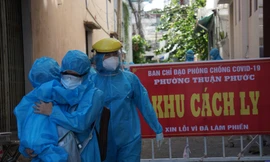 Giãn dân ở kiệt 90 Đông Đa (phường Thuận Phước, TP Đà Nẵng). Ảnh: G.H