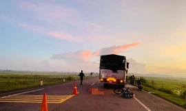 Đi tập thể dục buổi sáng, người phụ nữ ở Quảng Ngãi bị xe tải lùi cán chết thương tâm. Ảnh: CA