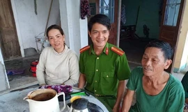  Đại diện Công an xã Tịnh Trà, ông Hùng (phải) và bà Tiến gặp mặt để bàn giao số tiền. Ảnh: Công an cung cấp. 