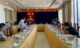 Thị xã Đức Phổ, tỉnh Quảng Ngãi dừng Hội nghị tiếp xúc cử tri, họp khẩn truy vết F1, F2 liên quan đến BN 3131 nhiễm COVID-19 ở TP. Đà Nẵng. Ảnh: Nguyễn Ngọc 