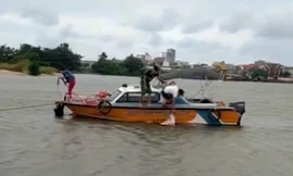 Trượt chân rơi xuống biển, 2 nữ sinh đuối nước tử vong